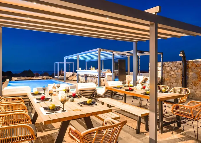 Grey Grand Private Pool 하니아